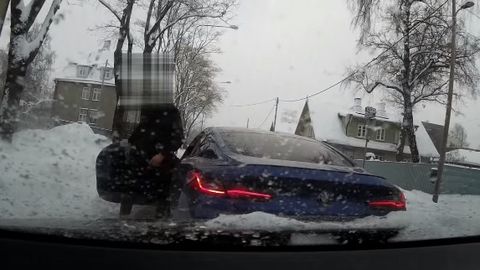 Видео: оборзевший водитель BMW вышел из себя, а затем вышел из машины посреди дороги