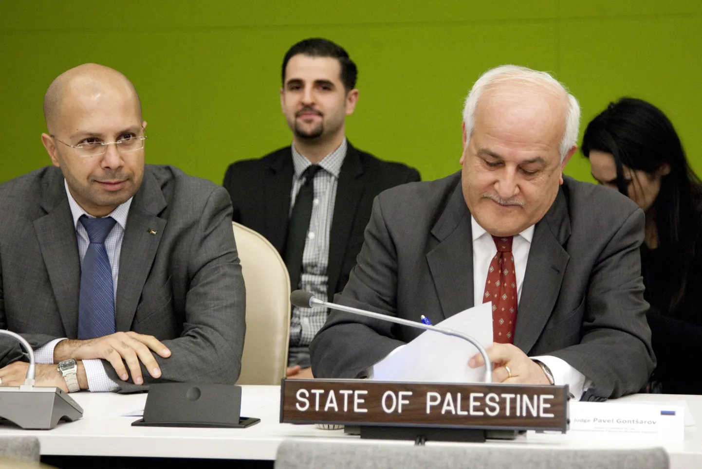 Palestiina saadik Riyad Mansour (paremal) hääletas ÜRO endise Jugoslaavia sõjaroimatribunali (ICTY) kohtuniku ametissemääramise üle.