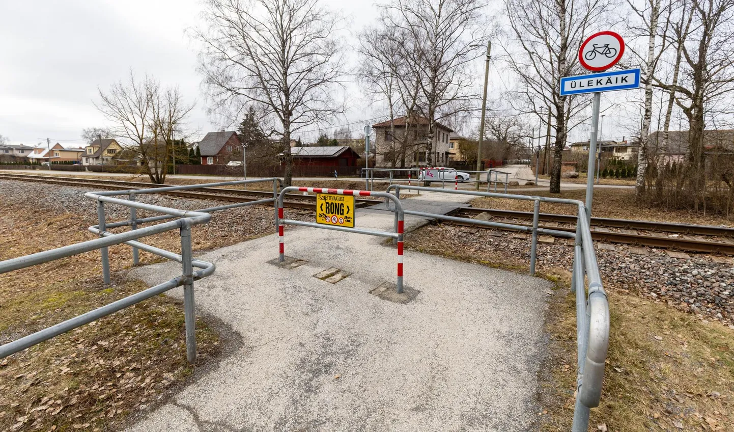 Ropka linnaosas asuv Aianduse ja Maasika tänava vaheline raudteeületuskoht jääb koolihoonete naabrusesse ja on seetõttu laialdaselt kasutatav. Et kergliiklus ohutumaks teha, valmib seal aasta lõpuks tunnel.