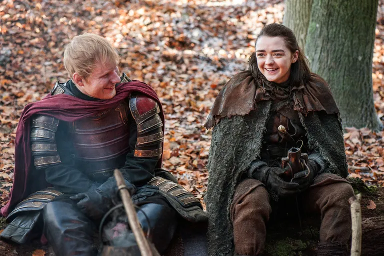 Kaader seriaalist «Troonide mäng». Pildil Ed Sheeran ja Maisie Williams