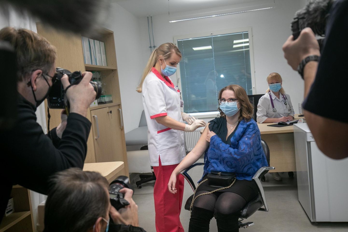 Esimene vaktsiinisüst tehti tele- ja fotokaamerate ees Järve tervisekeskuses Ida-Viru keskhaigla arst-residendile Jelena Rozinkole.