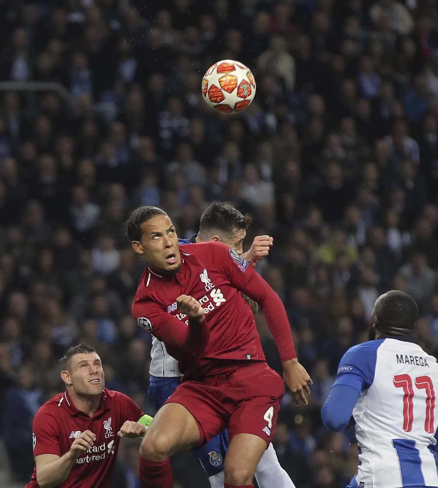 Virgil van Dijk õhuvõitlust võitmas.