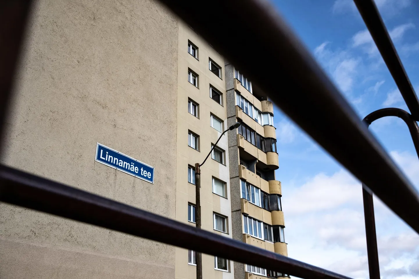 Lasnamäel Linnamäe teel keeb ühe üheksakorruselise maja ülemistel korrustel tüli, mis kostab alla keldrisse välja.