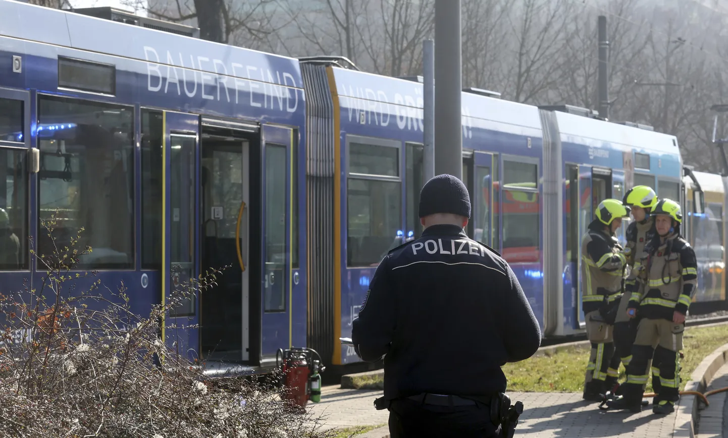 Policija pie tramvaja Vācijā, kur 2025.gada 16.martā tika aizdedzināta sieviete