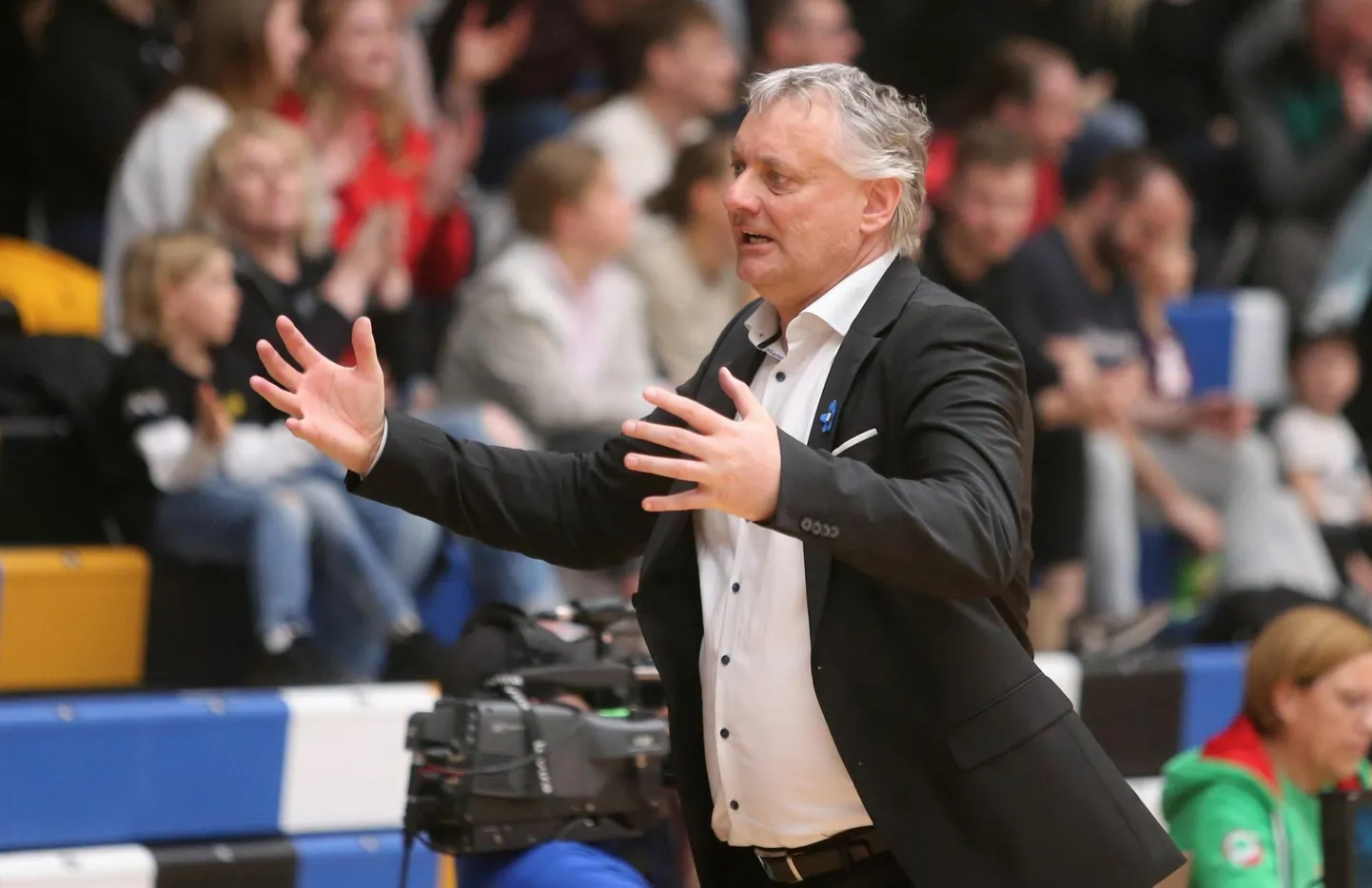 Pärnu Sadama peatreener Gert Kullamäe tõi emotsionaalsete väljaütlemiste eest klubile trahvi.
