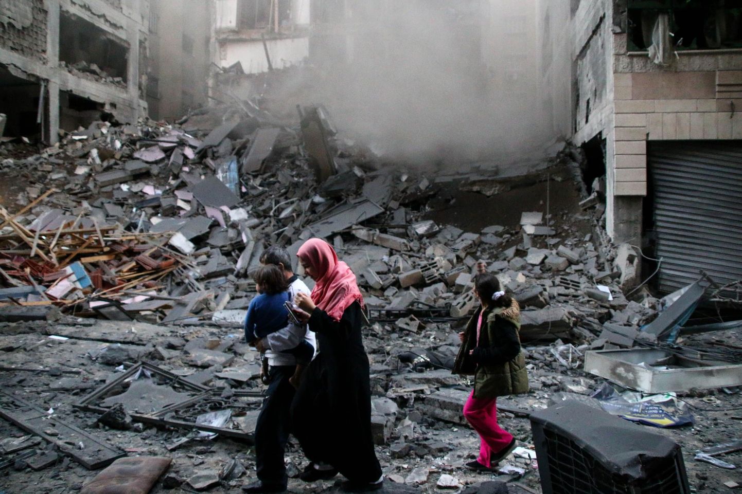 Öistes õhurünnakutes kodu kaotanud perekond Gazas.