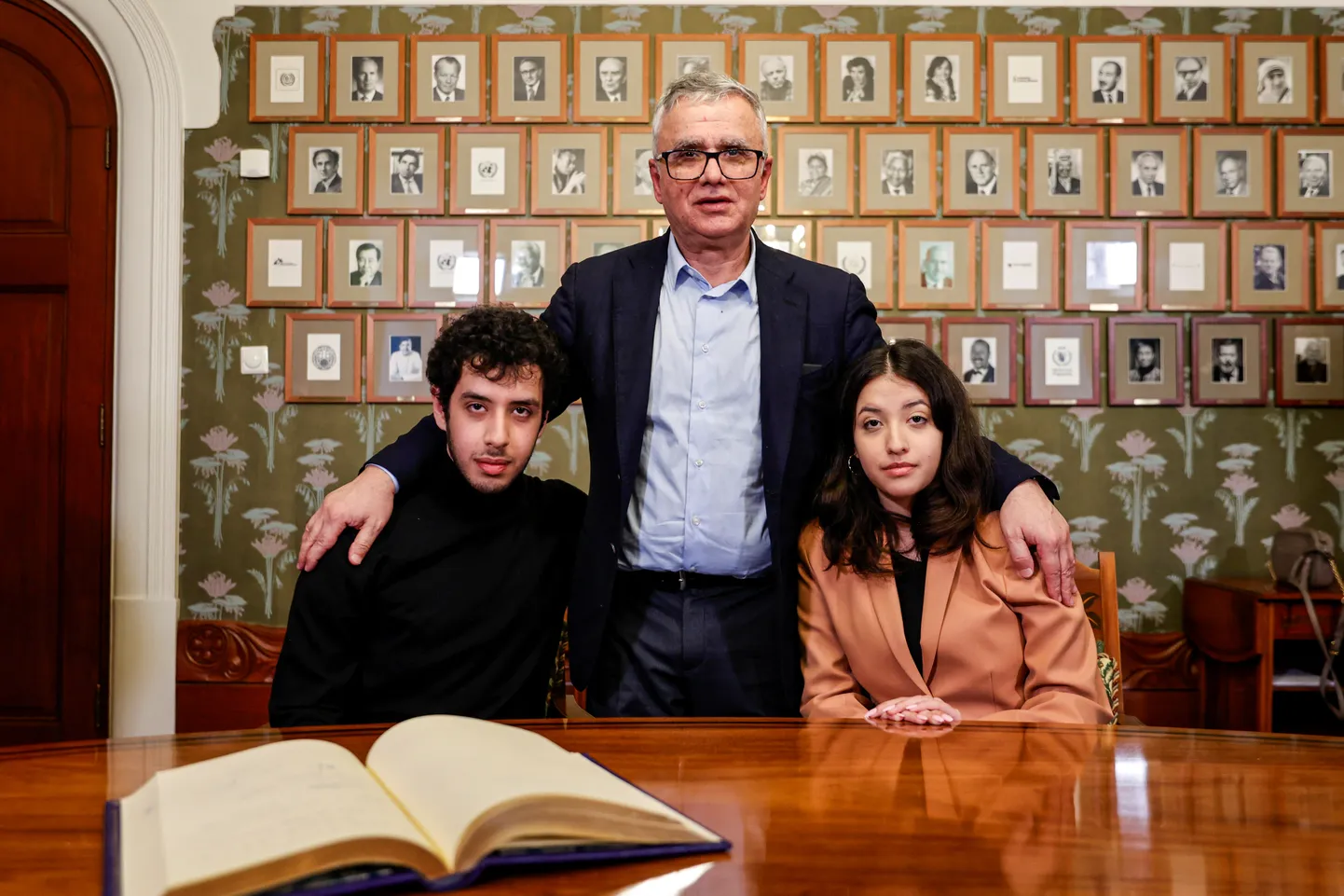 Selle aasta Nobeli rahupreemia laureaadi Narges Mohammadi abikaasa Taghi ning kaksikutest lapsed Ali ja Kiana Rahmani poseerivad Oslos Nobeli instituudis külalisteraamatusse sissekande tegemise järel.
