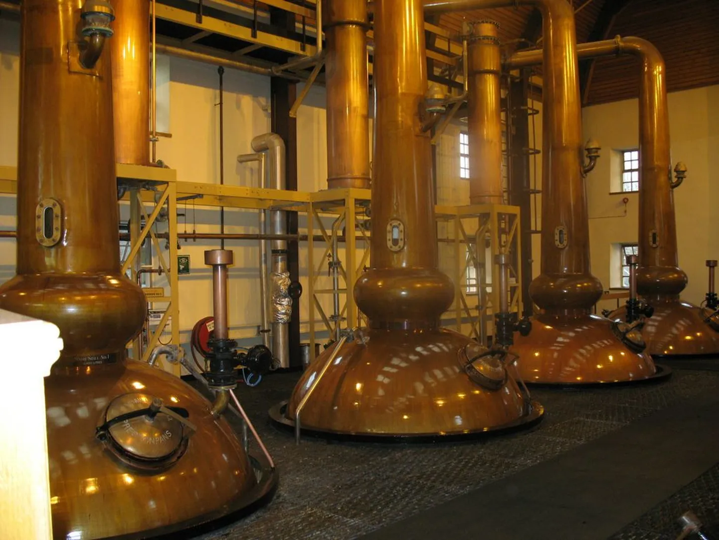 Glenmorangie viski valmib kõrgeimates otimaal kasutusel olevates pikkade kaeltega vasest destilleerimisnõudes.