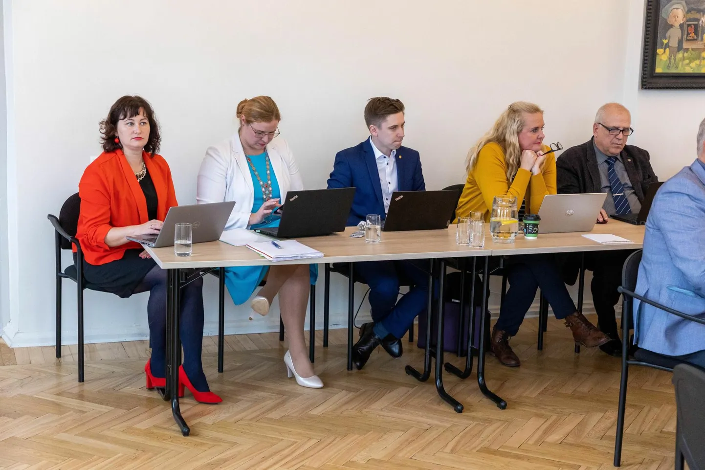 Türi vallavalitsusse kuuluvad praegu vallavanem Ele Enn (vasakult), valdkonnajuht Kati Nõlvak, abivallavanem Elar Niglas, vallavalitsuse liige Kaja Sepp ja valdkonnajuht Mart Järvik. Kes hakkavad uude vallavalitsusse kuuluma, pole veel selge, kuid arvatavasti jääb juhte senisest vähemaks.