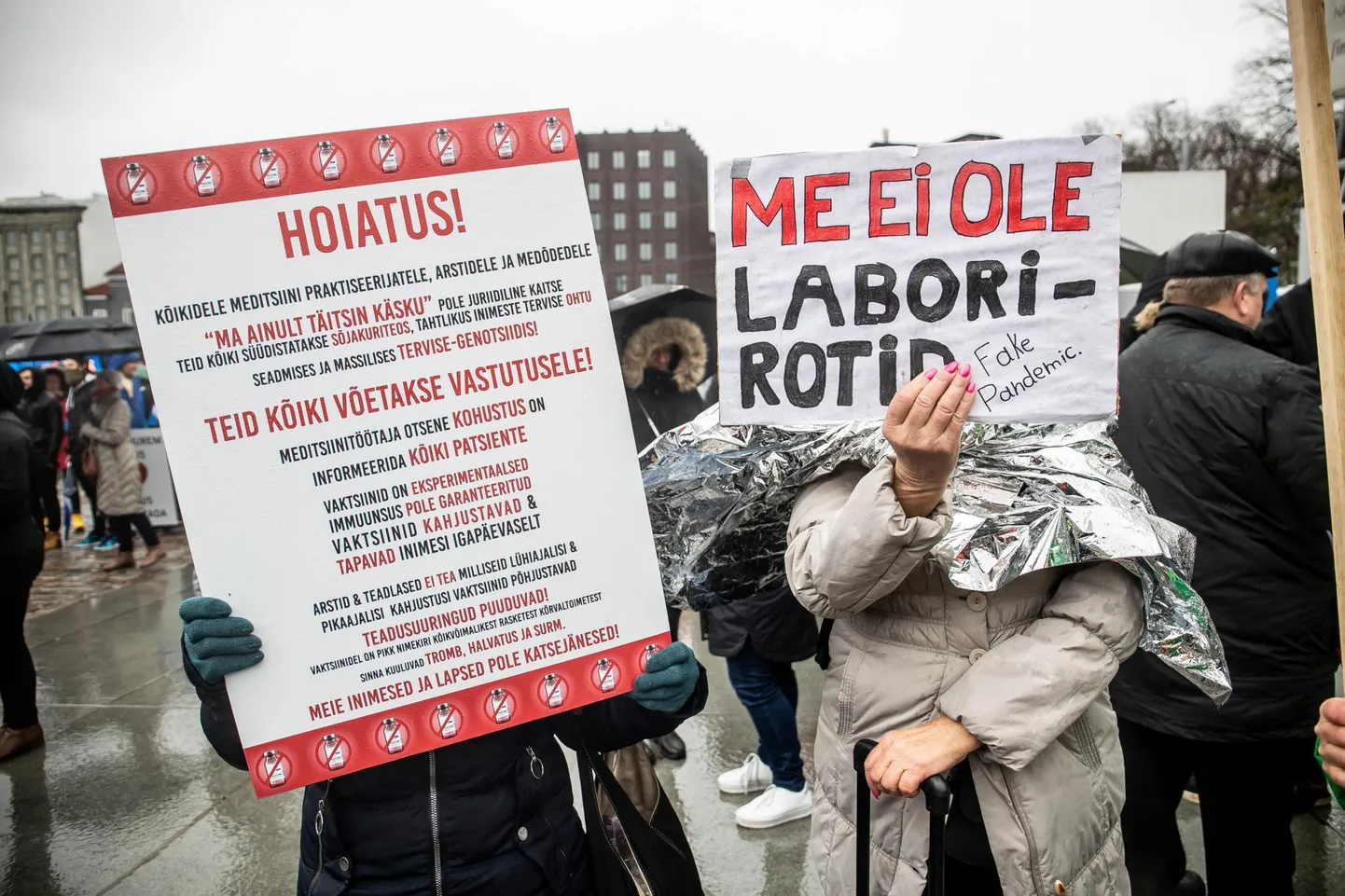 SAPTK meeleavaldus Vabaduse väljakul. Meeleavaldus korraldati, et nõuda Covid-19 vastases võitluses austuse taastamist vaba ühiskonna aluseks olevate põhimõtete vastu.