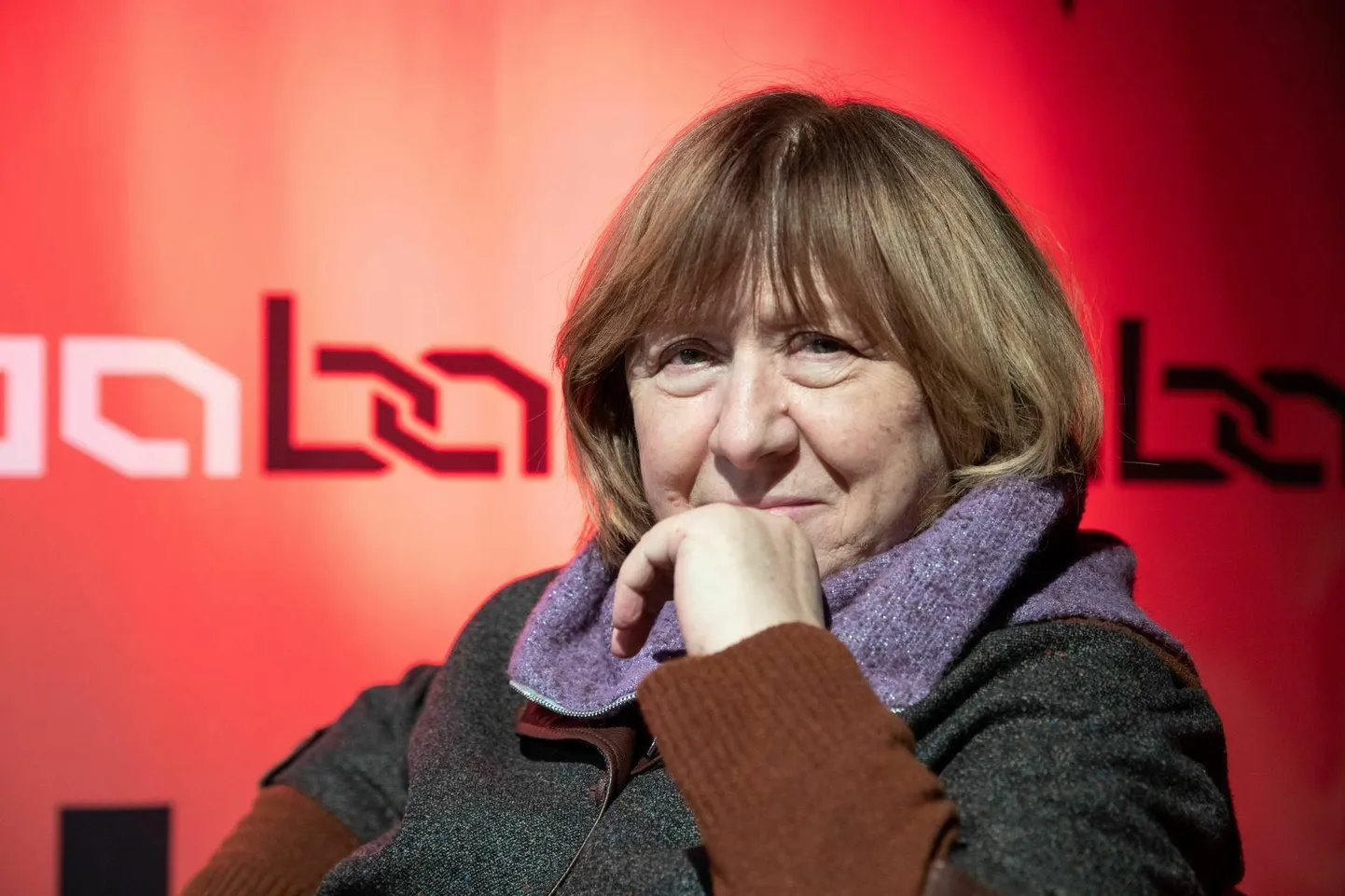 Valgevene päritolu kirjaniku, Nobeli kirjandusauhinna laureaadi Svetlana Aleksijevitši loomingust on meil seni avaldatud «Tšernobõli palve» (2006), «Pruugitud aeg. Punainimese lõpp» (2014) ja maailmas enim tõlgitud «Sõda ei ole naise nägu» (2016).