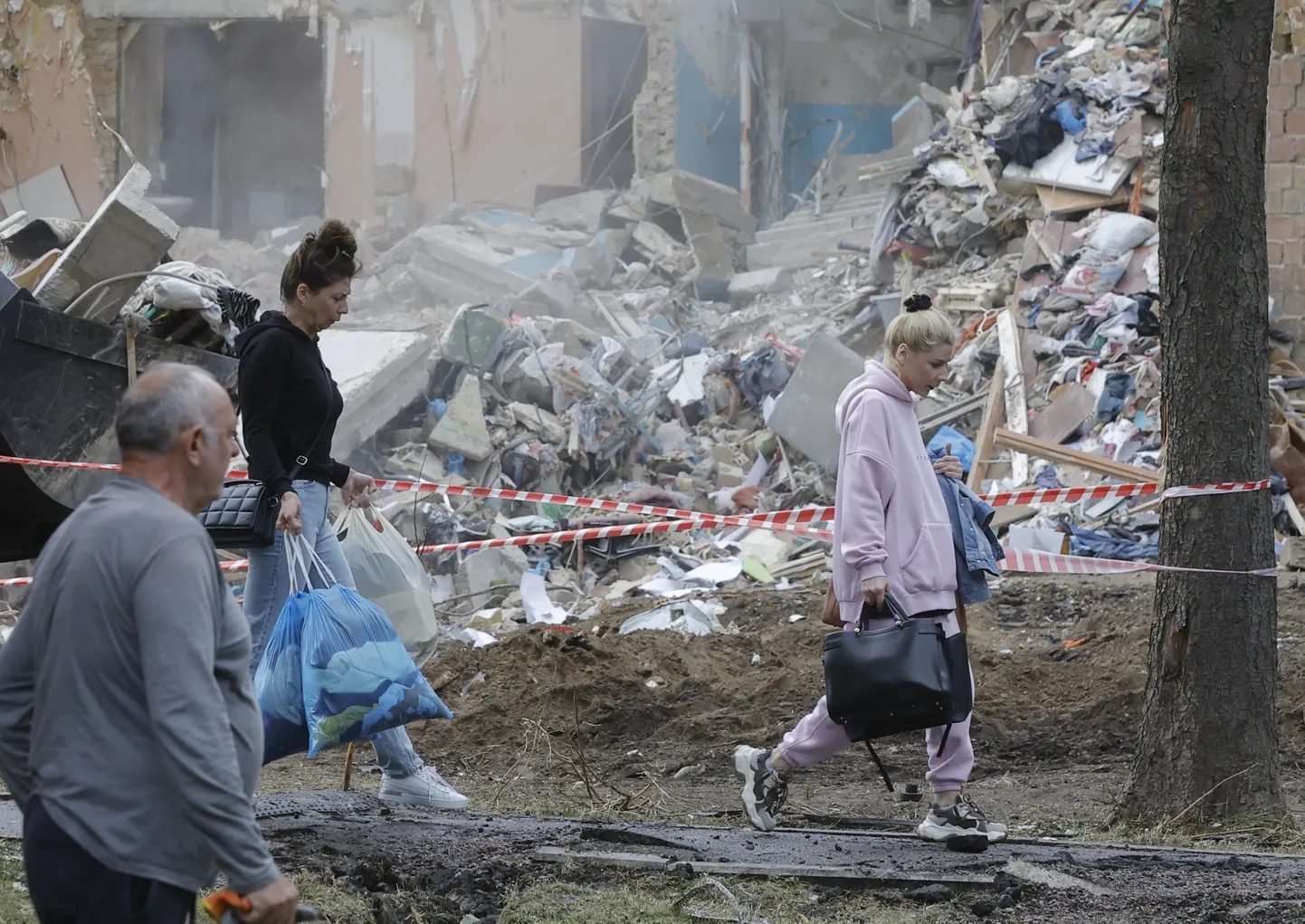 Sagrauta māja Kijivā pēc okupantu trieciena 23.jūnijā.