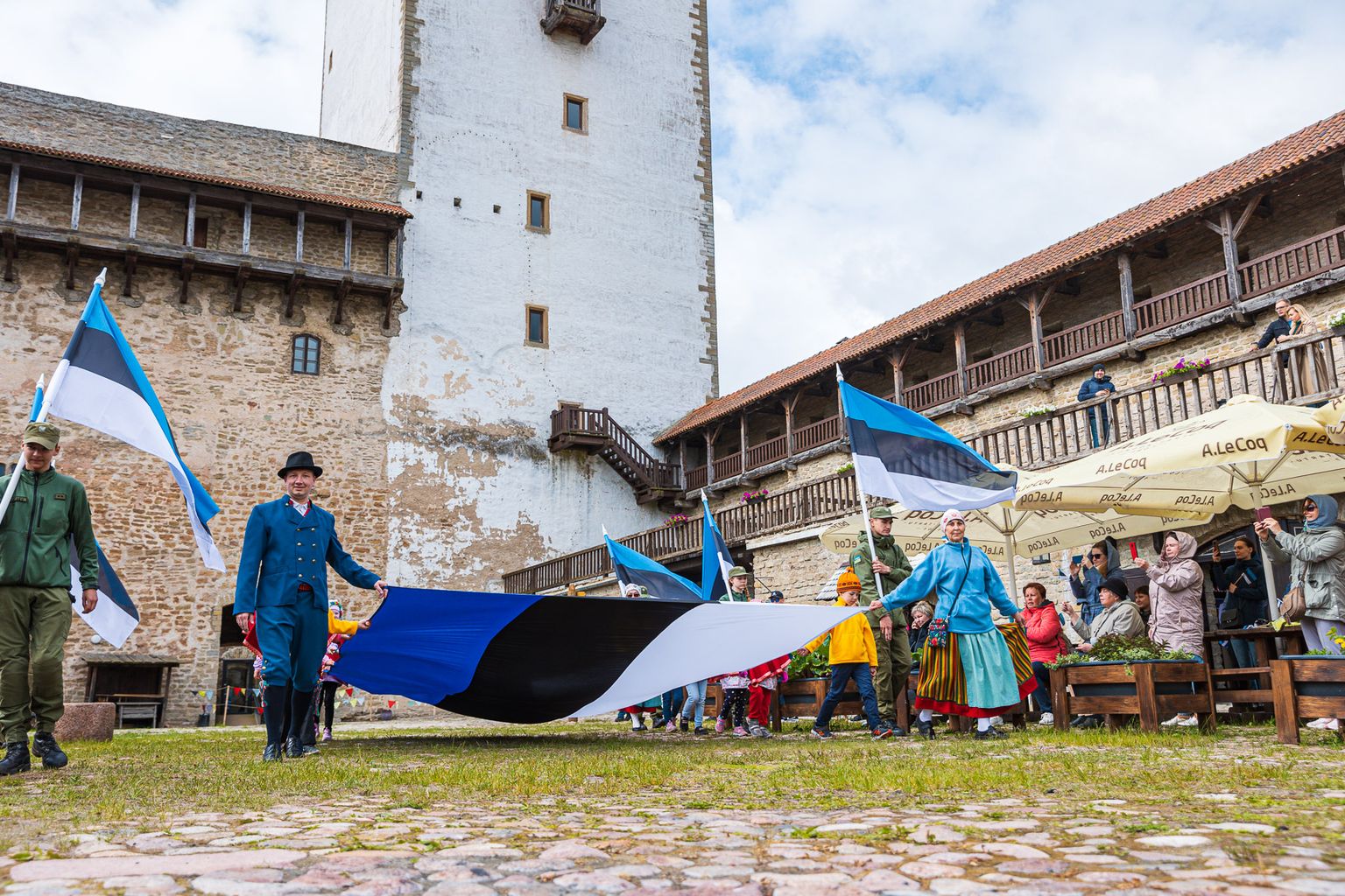 В Северном дворе Нарвского замка отпраздновали День флага.