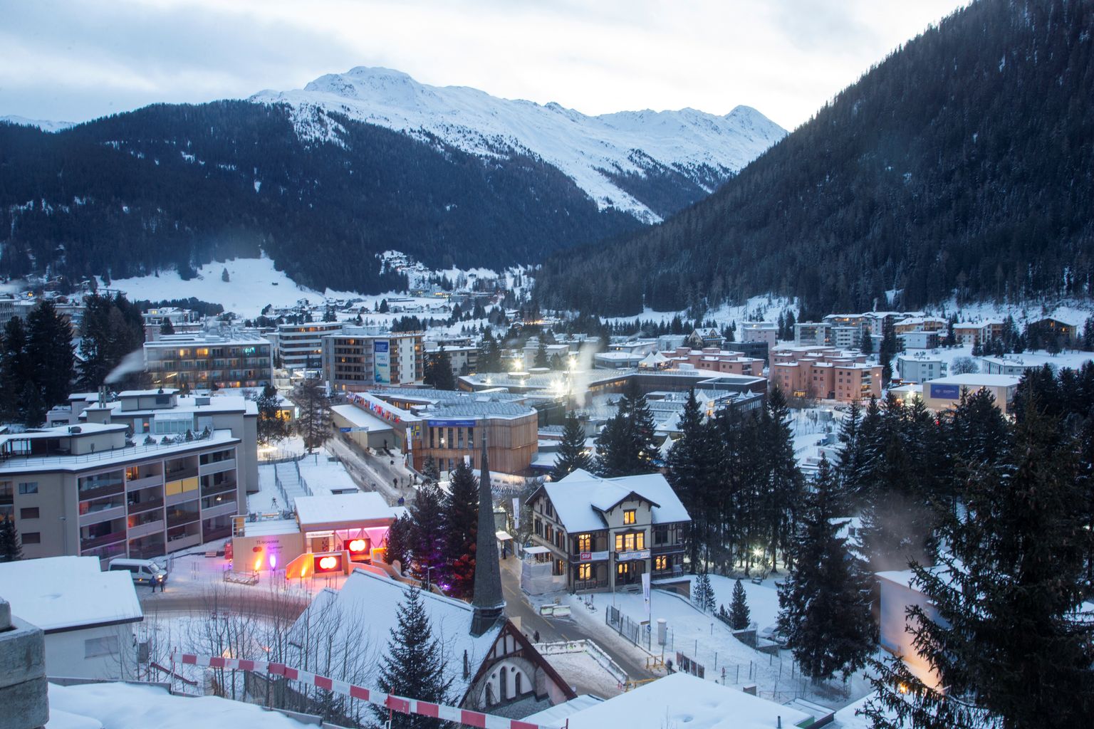 Vaade Davos' konverentsikeskusele Alpi mägede vahel. Siin toimub iga-aastane maailma vägevate kohtumine