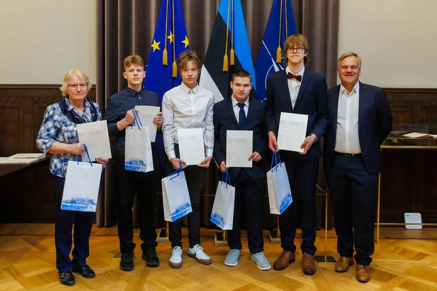 Lümanda põhikooli meeskond Riigikantselei Eesti esindushoones.