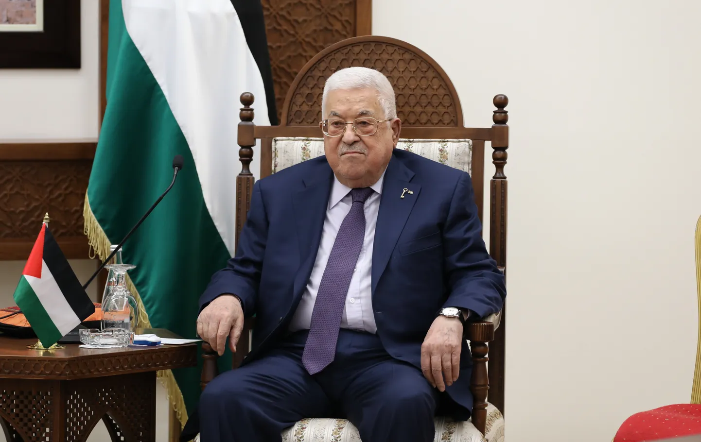 Palestiina Omavalitsuse president Mahmud Abbas kohtus pühapäeval Läänekaldale üllatusvisiidile saabunud USA välisministri Antony Blinkeniga.