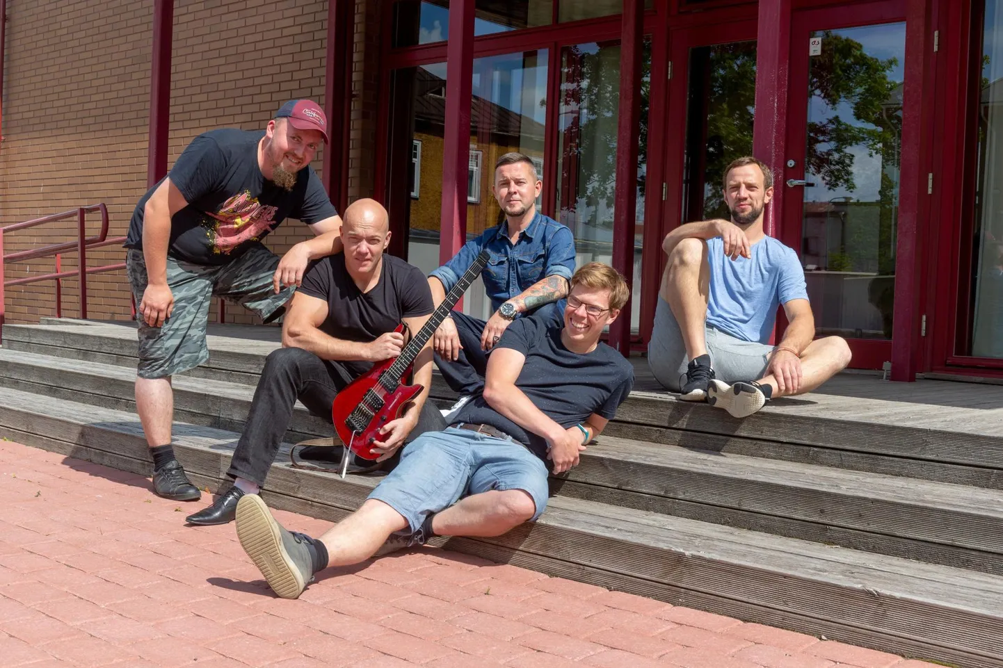Ansambel Nikns Suns. Vasakult Ragnar Toompuu, Madis Nõmme, Kristo Joosep, Tanel Kadalipp, Priit Oks.