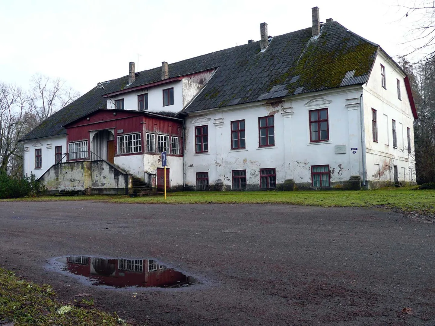 Kuik hästi läheb, tehakse praegu veel mornilt tegevuseta seisev Helme mõisahoone korda ja seal leiab kodu ligi sadakond klaverit.