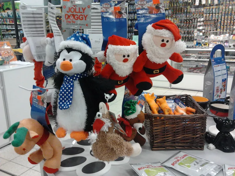 Koertele mõeldud riidest jõulupärased mänguasjad aitavad Läänsalu sõnul ka lemmiku hambaid puhastada.