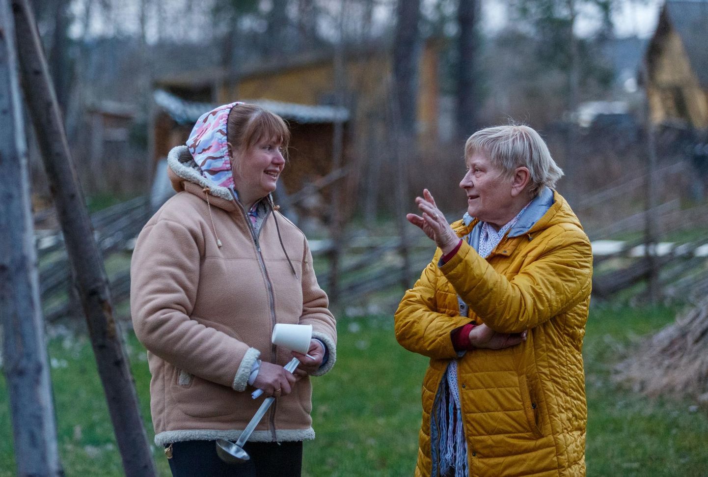Mõniste talurahvamuuseumi külastusjuht Mare Tamtik (vasakul) ja Mõniste kooli õpetaja Asta Pazuhanitš tutvustasid jüripäevaga seotud kombestikku.