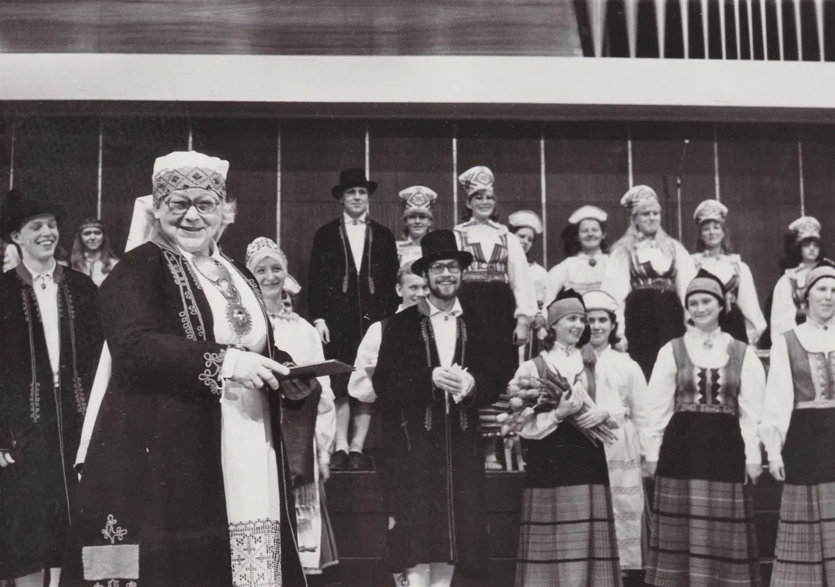 Helju Mikkel oma 60. sünnipäevale pühendatud tantsude õhtu lõpus laval 16. märtsil 1985. FOTO: