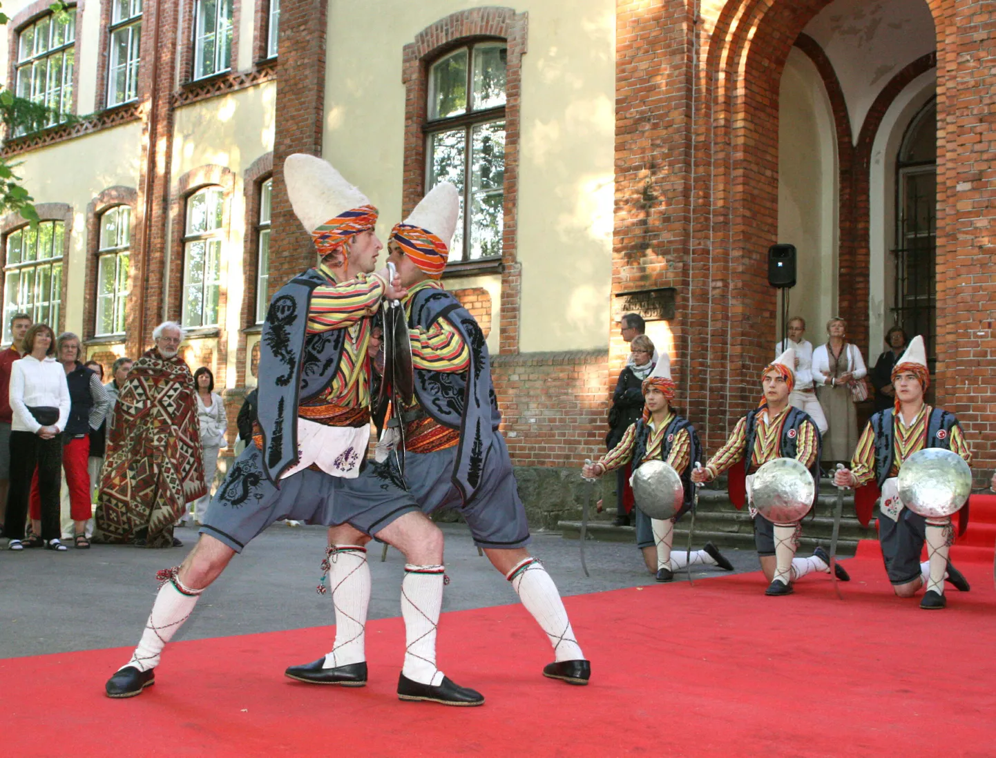 23. Pärnu filmifestivali avamimisel Pärnu Vanalinna põhikooli ees esines Türgi ansambel Kilp ja Mõõk.