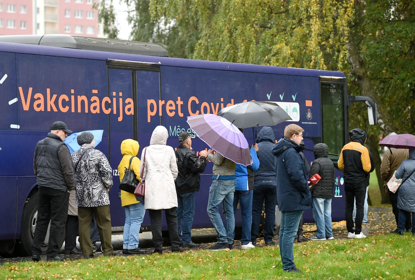 Cilvēki ieradušies saņem poti pret Covid-19 izbraukuma vakcinācijā speciāli pielāgotajā autobusā stāvlaukumā pie veikala "Maxima", A.Saharova ielā 20A.