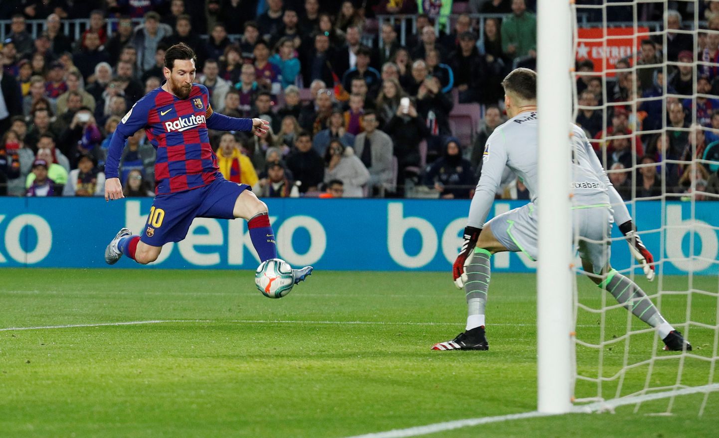 Hispaania kõrgliigas mängiv Lionel Messi palliga.