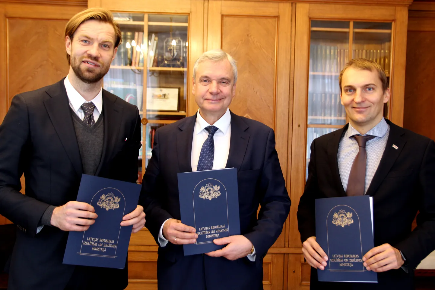 Latvijas Futbola federācijas prezidents Kaspars Gorkšs, Izglītības un zinātnes ministrs Kārlis Šadurskis, "Kultūras un sporta centrs "Daugavas stadions"" valdes loceklis Elmārs Martinsons