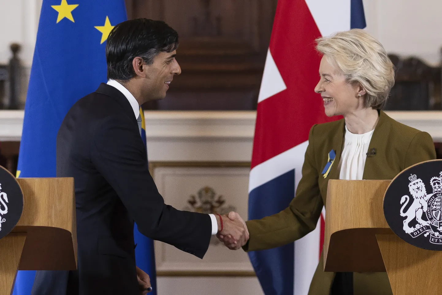 Lielbritānijas premjerministrs Riši Sunaks un Eiropas Komisijas prezidente Urzula fon der Leiena.