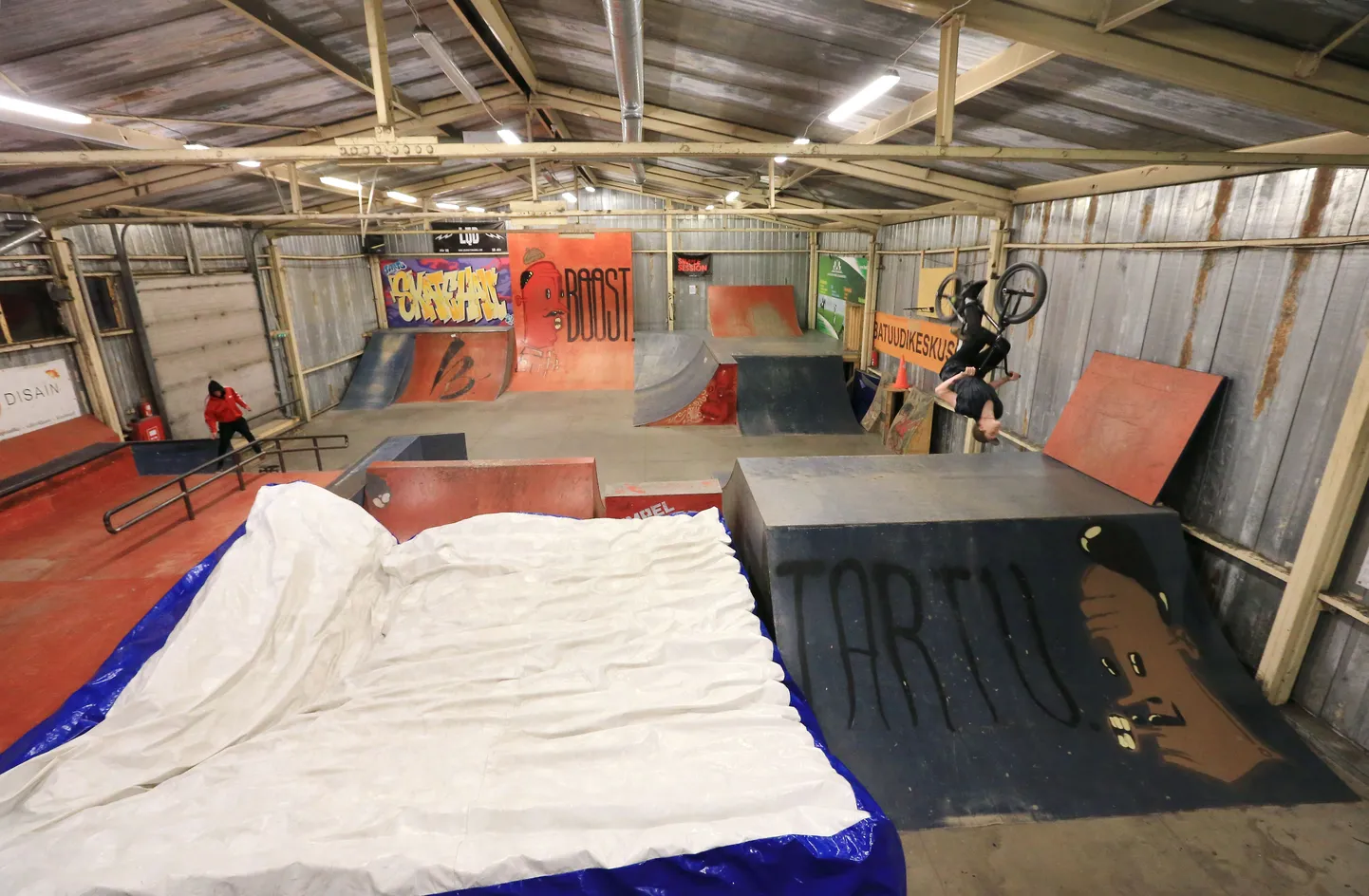 Tartu skate-hall Aardla tänaval pakub aasta ringi võimalust sõita rula või trikirattaga umbes 500-ruutmeetrises ruumis. Nagu eelmise aasta lõpus, on tänavugi kahtlus, kas tegevus hallis jätkub. Nüüd on põhjus selles, et seal ei tegutse piisavalt ekstreemspordihuvilisi.