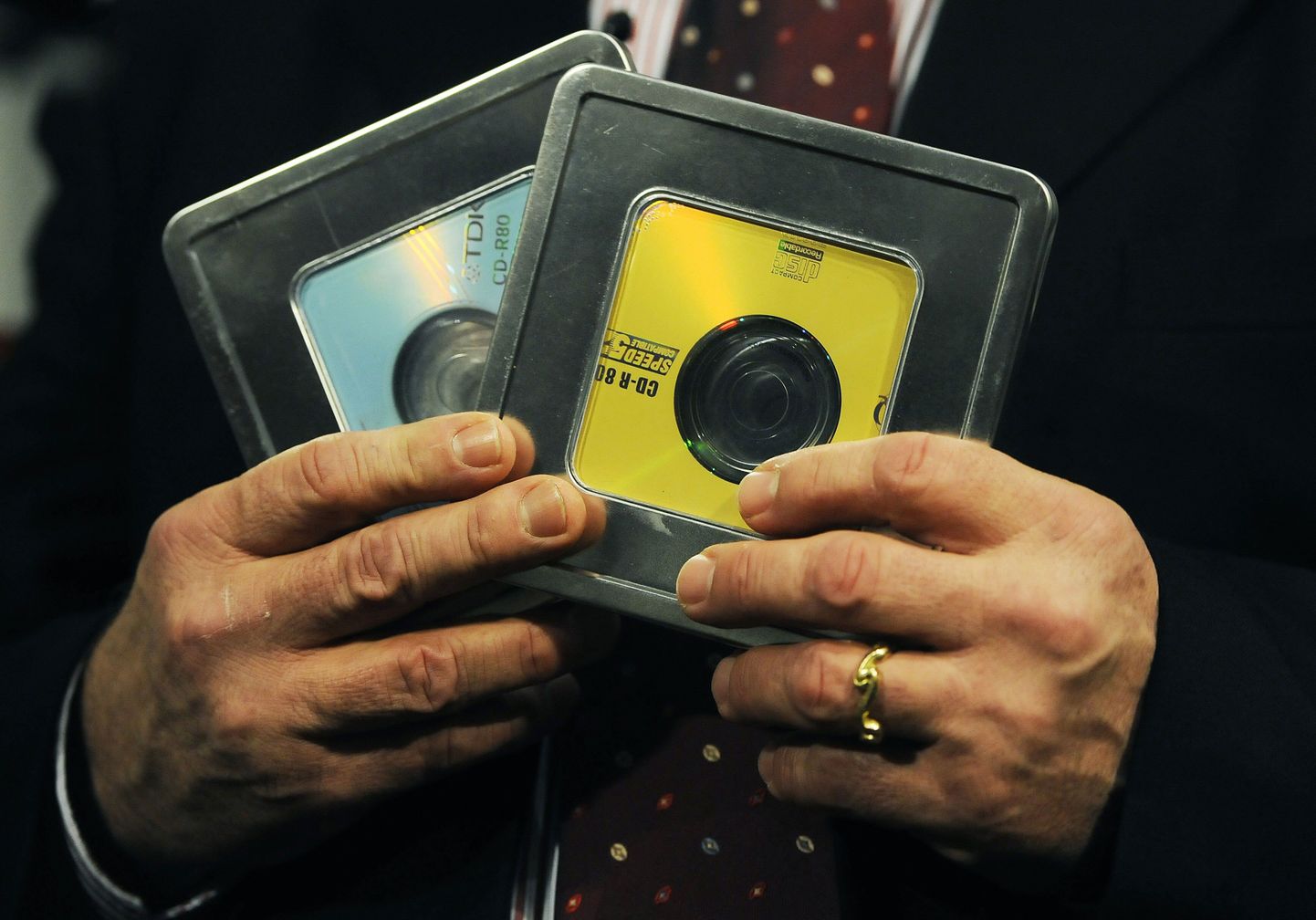 Rudolf M. Elmer hoiab kahte CDd salajase pangainformatsiooniga.