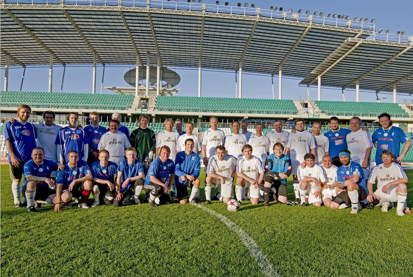 FC Muusikud poseerimas koos kohalike kultuuritegelaste jalkameeskonnaga Art International, mille segavõistkond Soomest ka seekord võidu koju tõi.