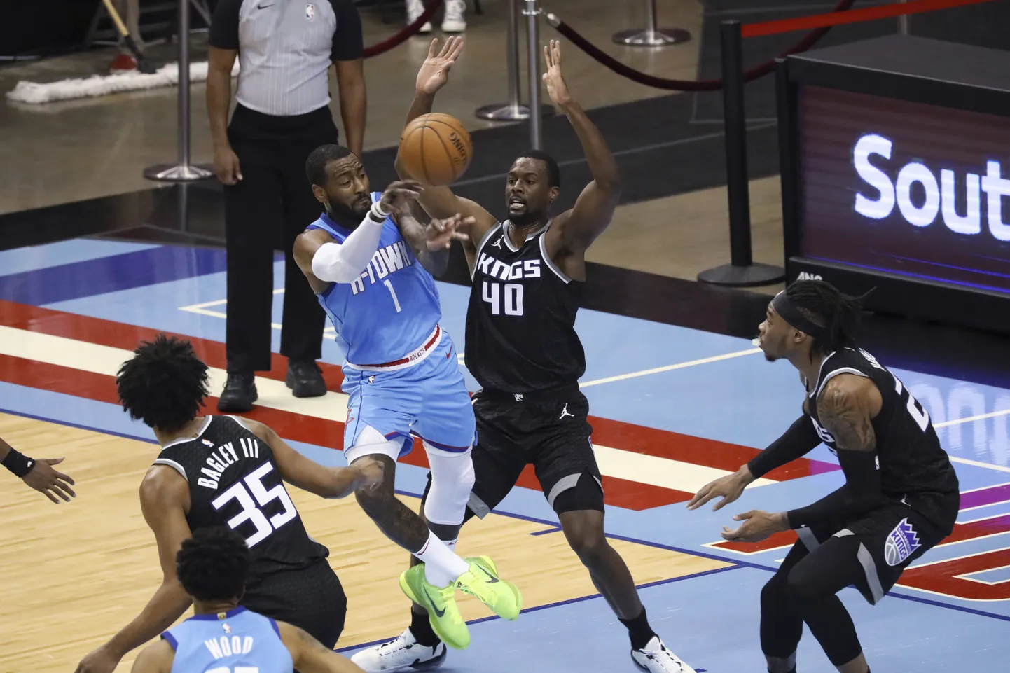 Houston Rocketsi ridades debüteerinud John Wall murrab Sacramento Kingsi kaitset.