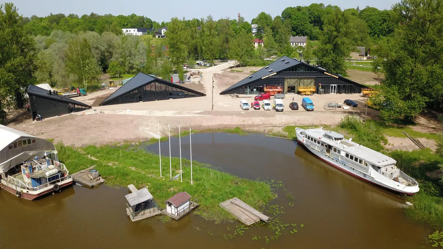 Juuli lõpus valmivas lodjakojas hakkab tegutsema rentnik. Selle leidmiseks korraldati konkurss, huvilisi oli kaks ning võitjale Emajõe Lodjakojale napilt alla jäänud teine osaleja Ühinenud Emajõe Veeteed on komisjoni otsuse peale esitanud vaide.