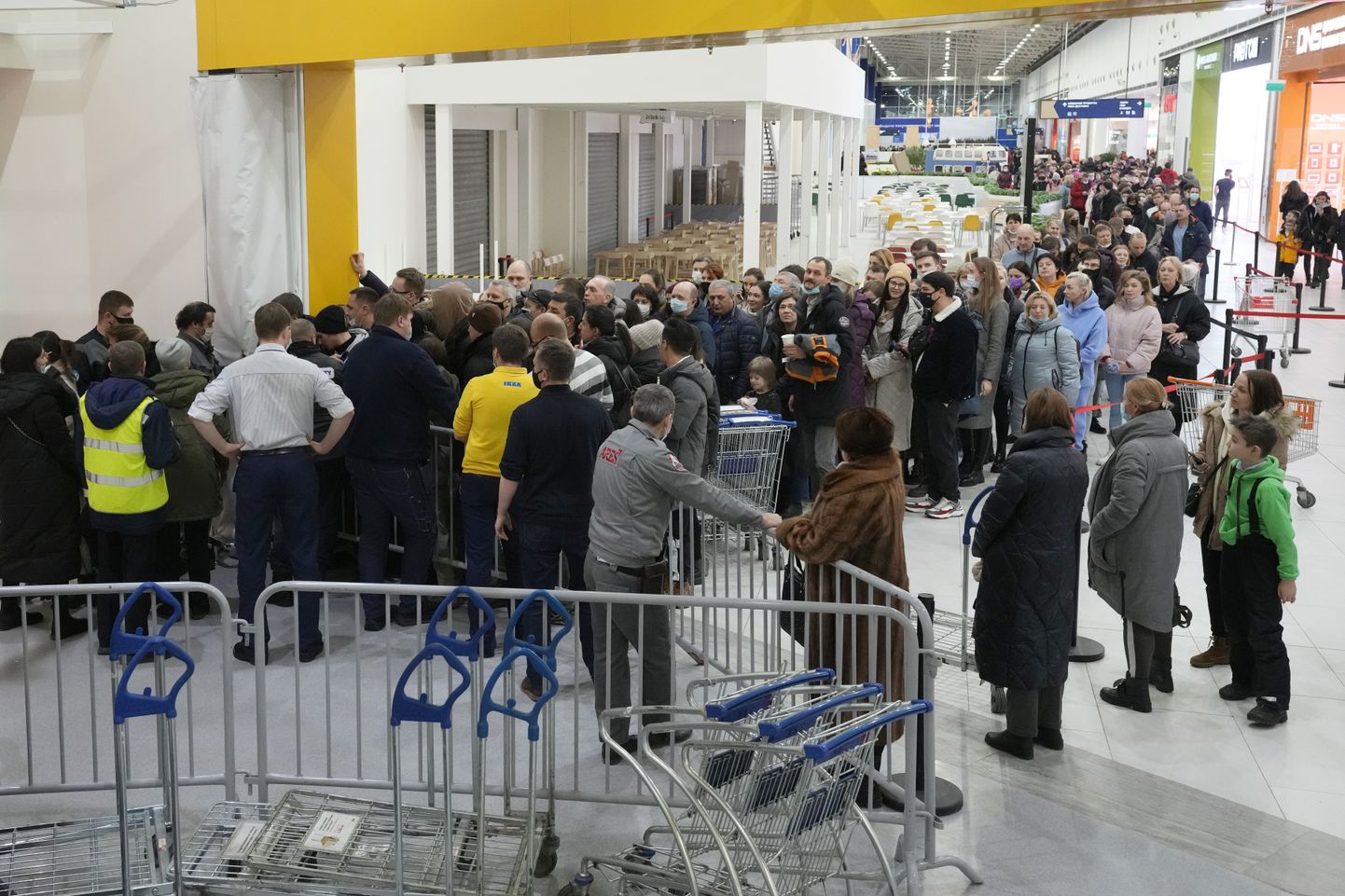 Inimesed 3. märtsil Peterburis IKEA kauplusesse pääsemise järjekorras. IKEA sulges Ukraina ründamise tõttu oma Venemaa ja Valgevene kauplused 4. märtsil.
