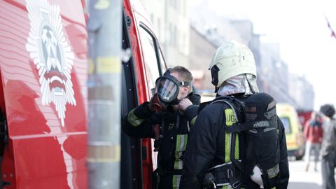 Sestdien ugunsgrēkos gājuši bojā divi cilvēki, bet trim ugunsdzēsējiem sniegta mediķu palīdzība