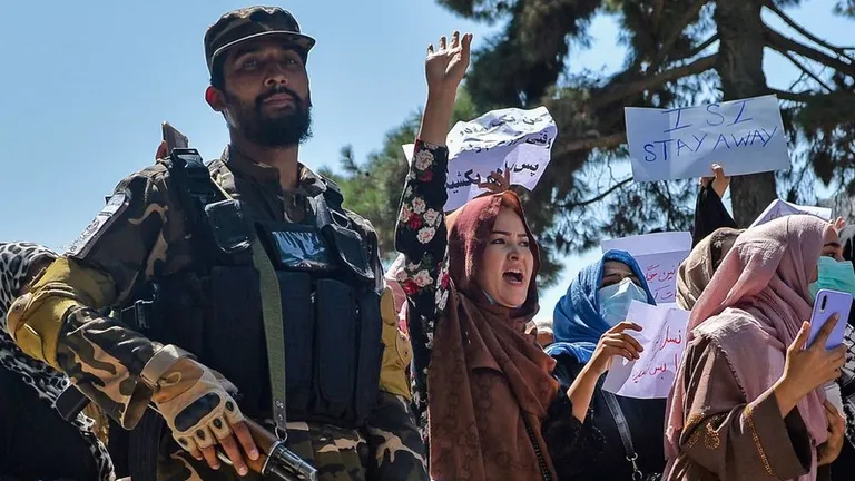 Талиб и женщины на демонстрации.