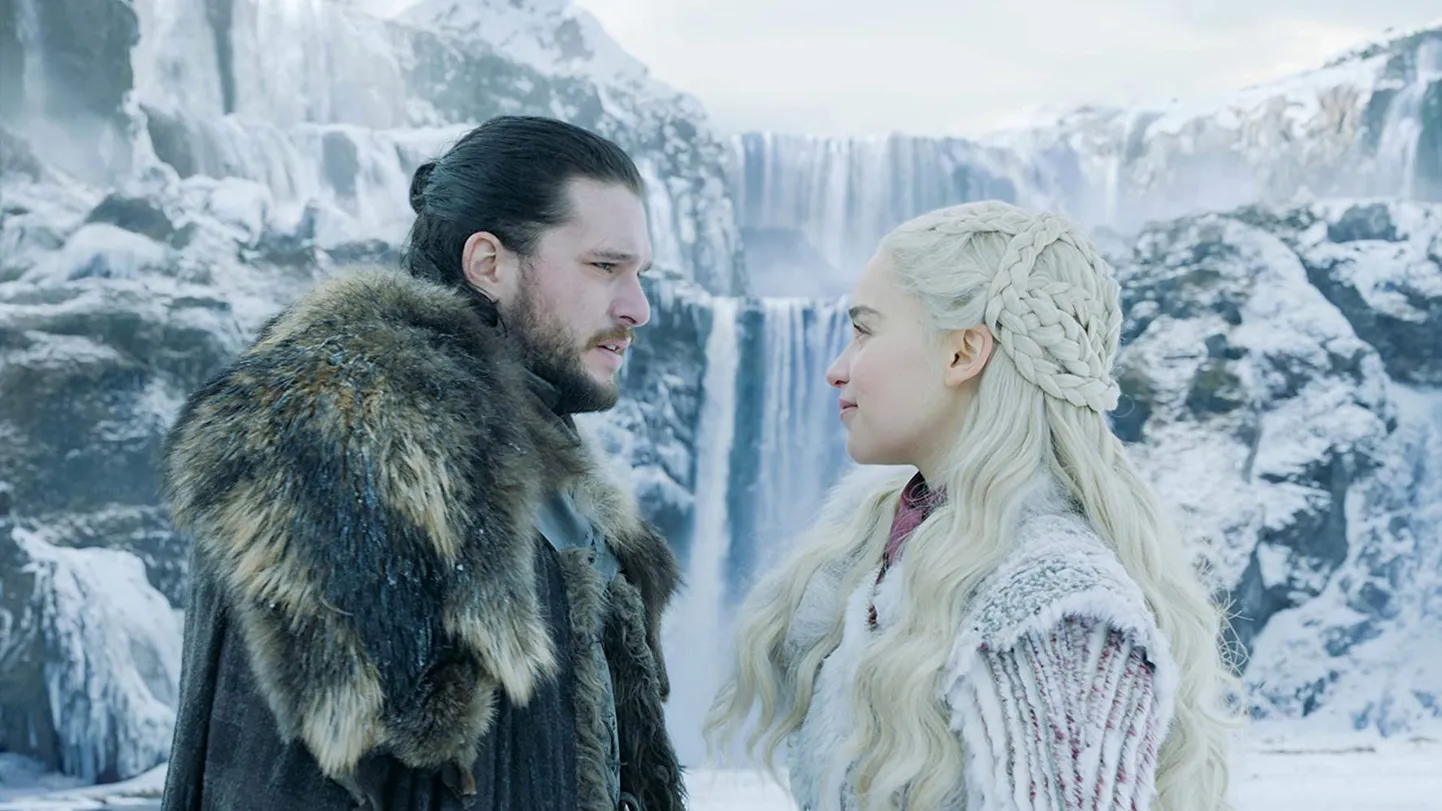 Kit Harington ja Emilia Clarke telesarjas «Troonide mäng» (kaheksas hooaeg, esimene osa).