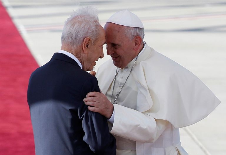 Tollane Iisraeli president Shimon Peres (vasakul) koos paavst Fransiscusega. Foto: Reuters/Scanpix