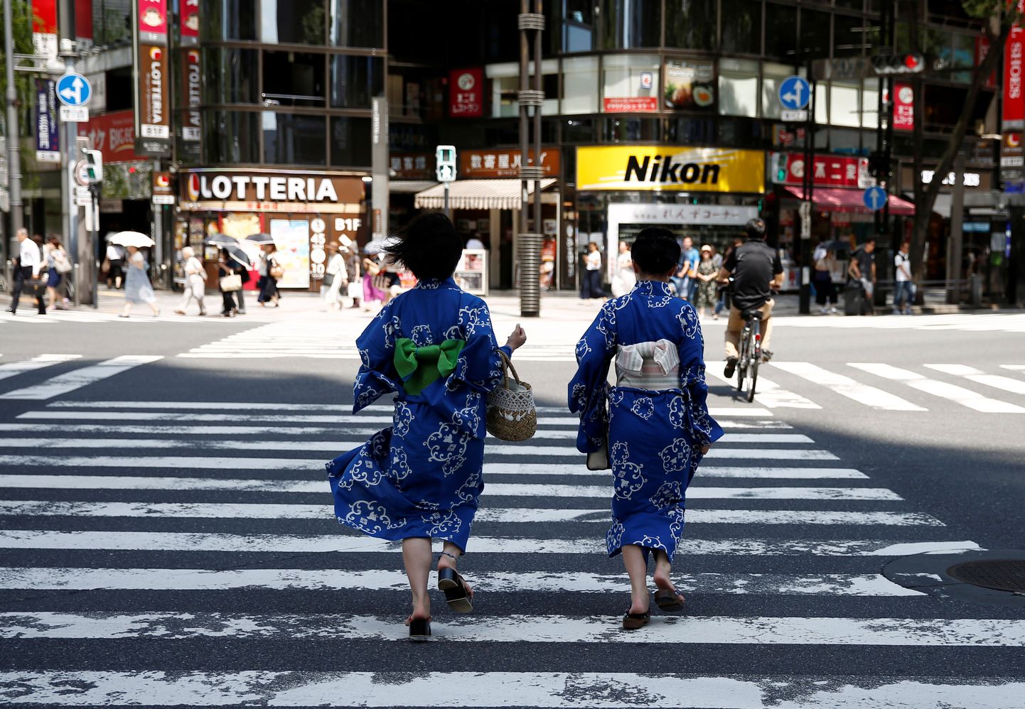 Kimonotes tüdrukud Tokyo tänaval.