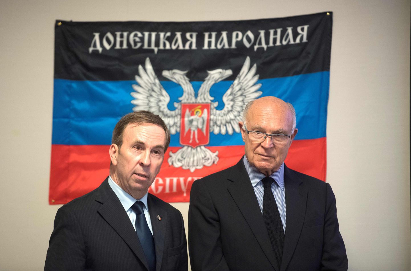 Donetski esindaja Prantsusmaal Hubert Fayard (vasakul) ja isehakanud rahvavabariigi aukodanik Jacques Clostermann Marseilles` esinduse avamisel.
