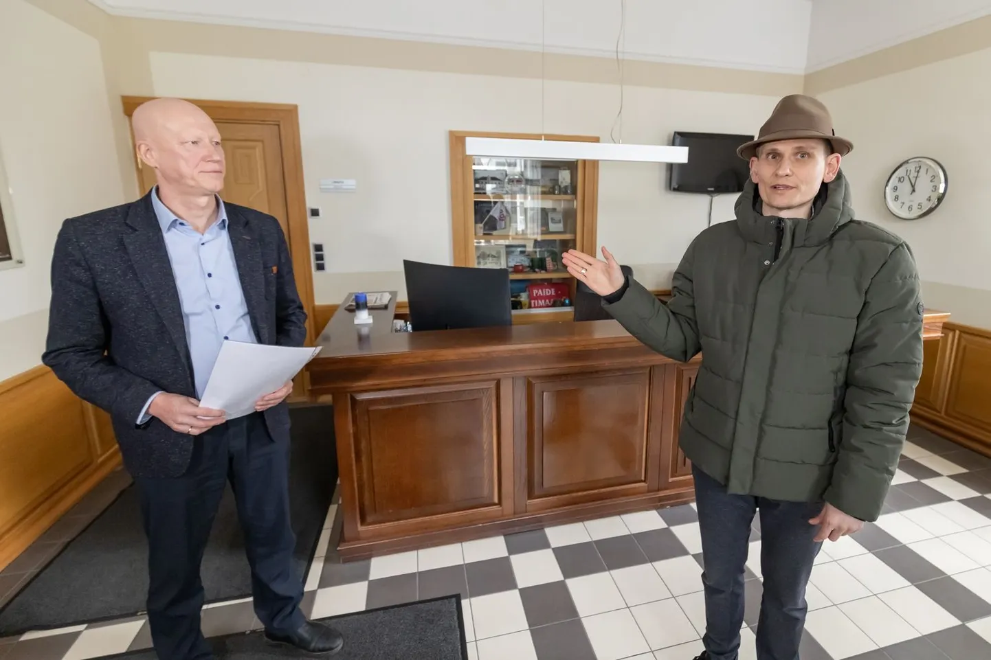 Paide linnapea Kaido Ivask (vasakul) ja allkirjade kogumise algataja Kristo Kiviorg.