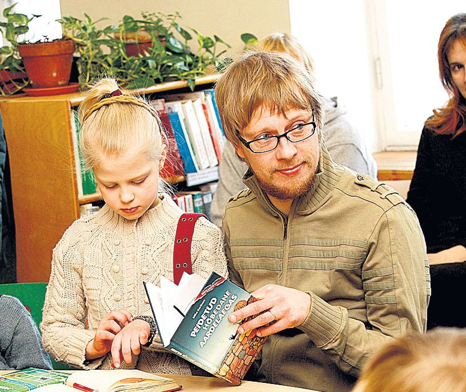 Mika Keränenil aitas uut raamatut tutvustada tütar Emma, kes saab täna kaheksa-aastaseks.