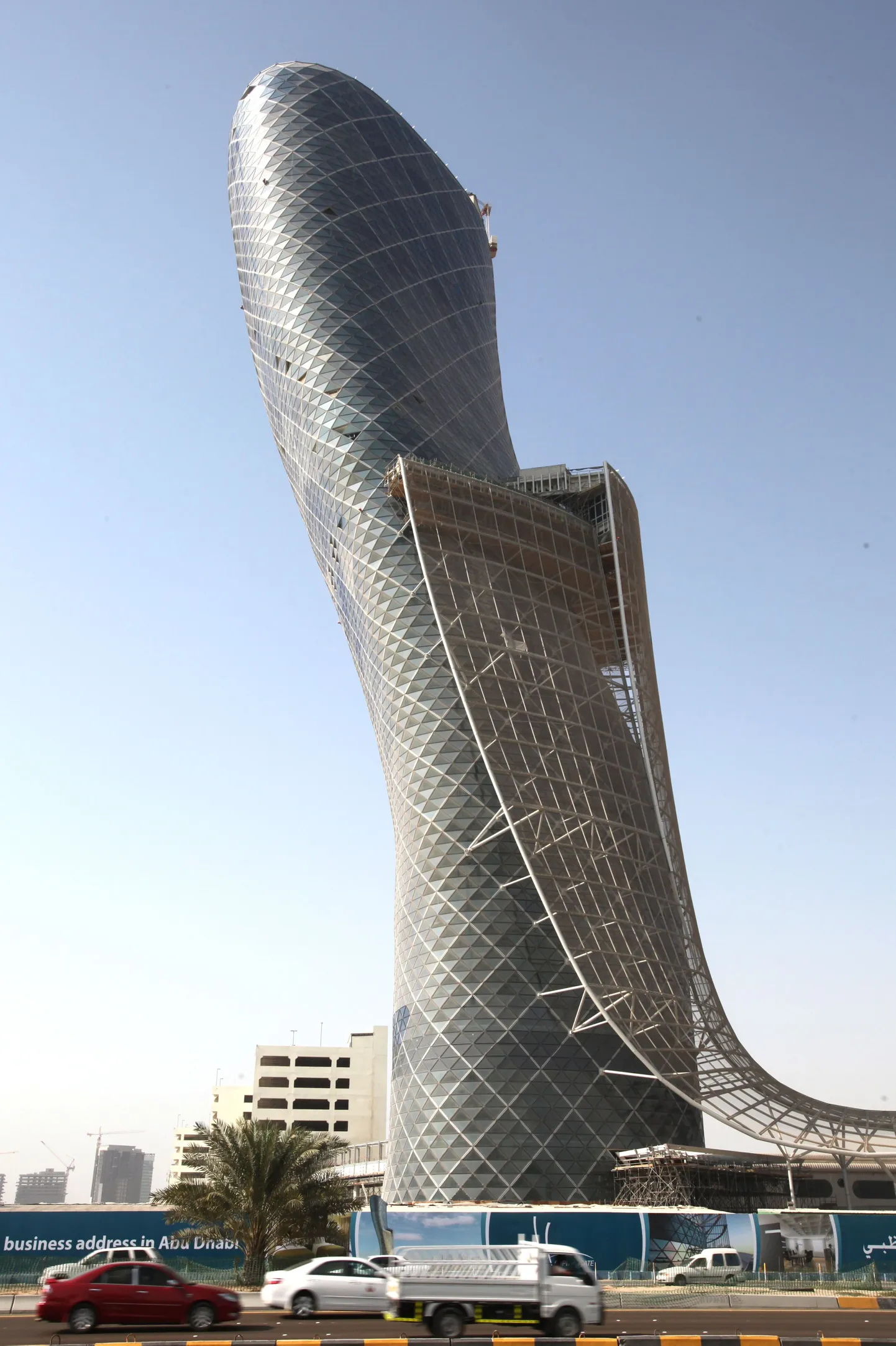160-meetrine Capital Gate Abu Dhabis