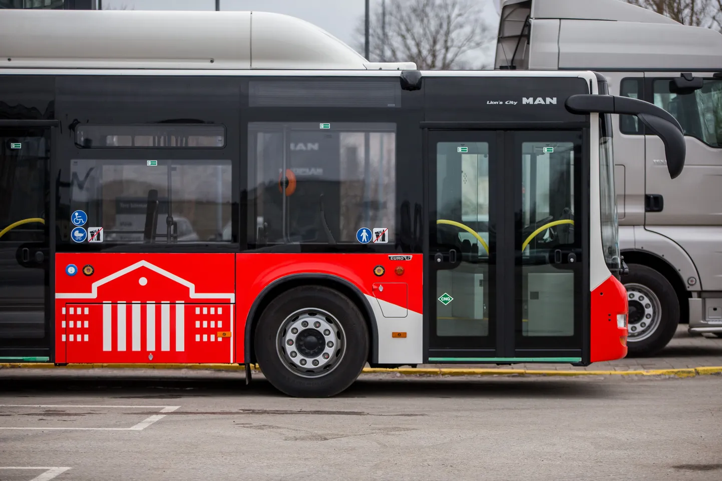 Praegu teenindavad Tartu linnaliine Sebe punased bussid.