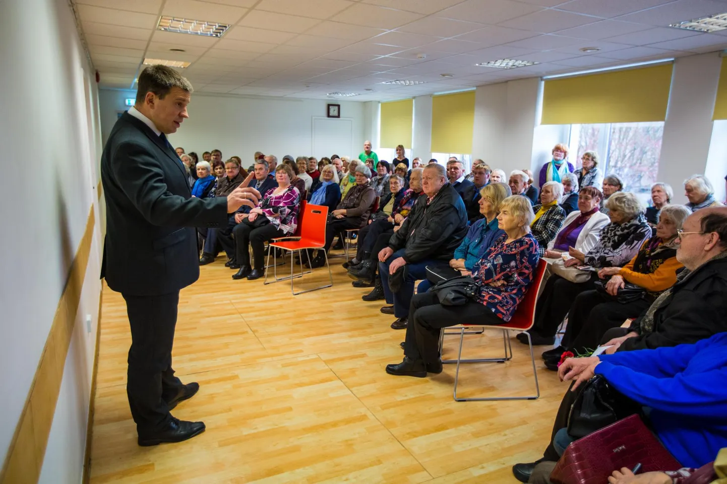 Peaminister Jüri Ratas esines Rakvere sotsiaalkeskuses täissaalile.
