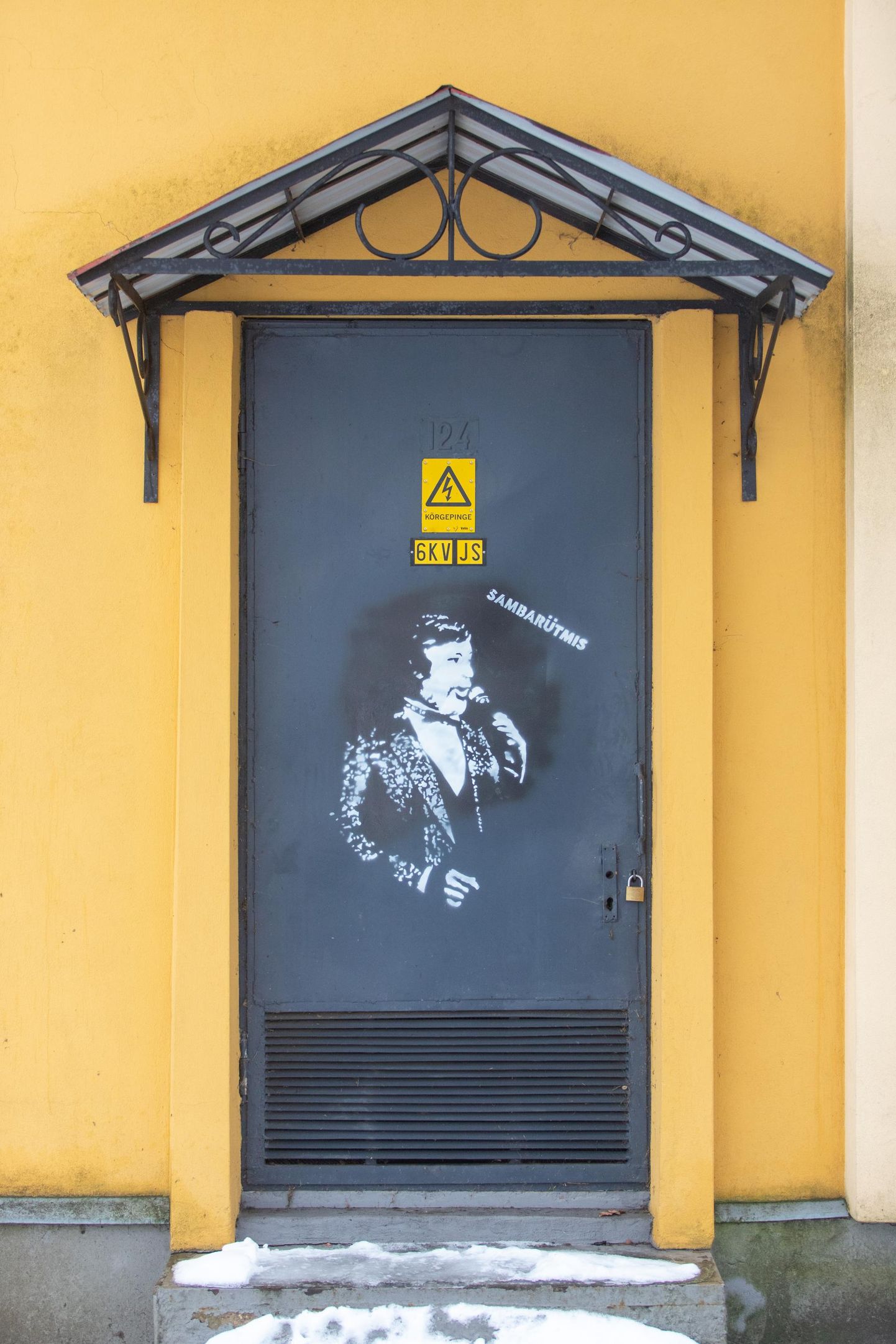 Kolmapäeva hommikupoolikul võis Viljandi muuseumi kõrval alajaama uksel näha stencil-stiilis grafitit Vello Orumetsast.