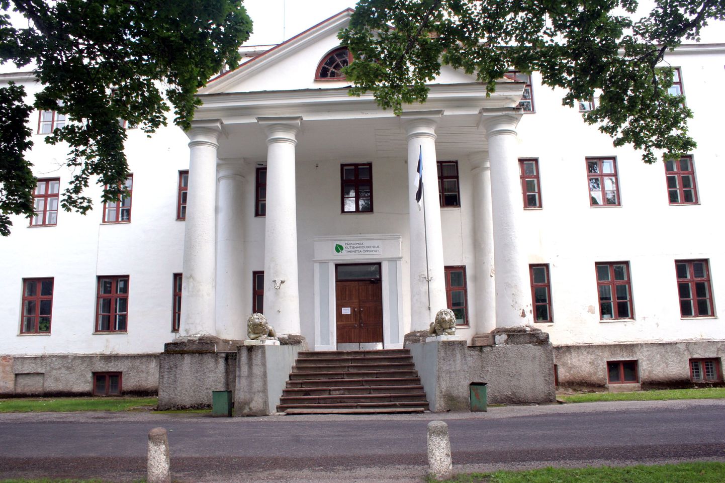 Pärnumaa kutsehariduskeskuse Voltveti koolituskeskus on kandnud õppeasutusena erinevaid nimesid, kuid selle ajalugu ulatub 1925. aastasse, mil mõisahäärberis alustas tööd Voltveti metsakool.