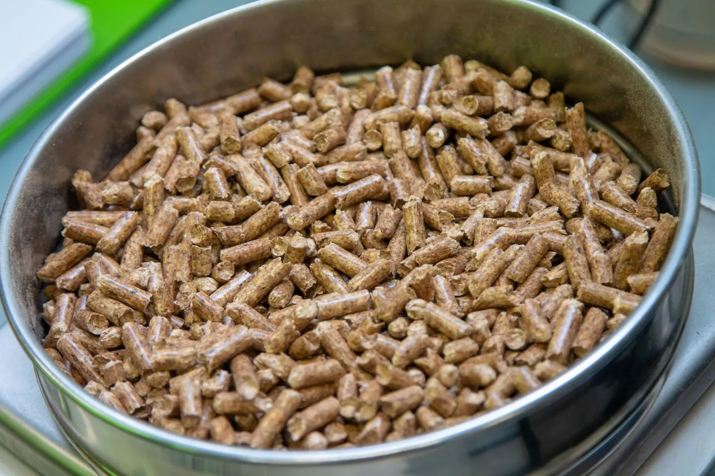 Kuidas puitmassist saab graanul, näidatakse metsarahva päeval Ebaveres.